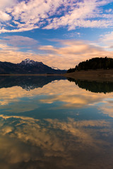 Morgendämmerung über dem Forggensee im Ostallgäu