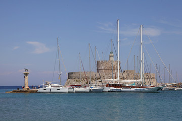 Fototapeta na wymiar Mandraki Hafen von Rhodos, Griechenland