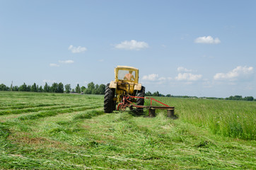 tractor make sharp turn and leaves cut grass tufts