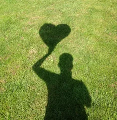 Zelfklevend Fotobehang Ein Herz aus Schatten im Rasen © hean