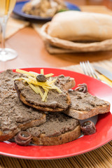 Crostini toscani di fegatini su un piatto di ceramica