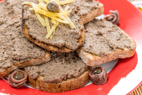 Crostini toscani di fegatini su un piatto di ceramica