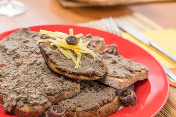Crostini toscani di fegatini su un piatto di ceramica