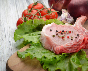 raw meat on lettuce with tomatoes