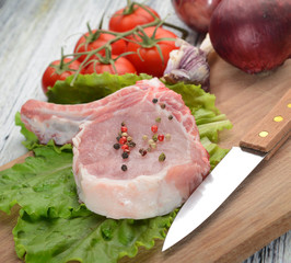 raw meat on lettuce with tomatoes, herbs and spices