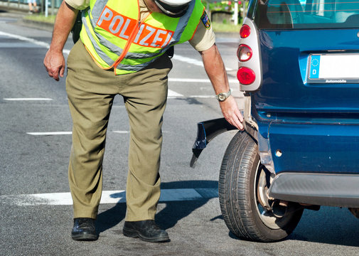 Polizist bei Verkehrsunfallaufnahme Unfall Aufnahme Polizei
