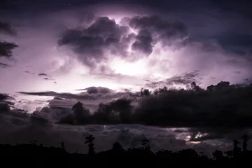Cercles muraux Orage Nuage d& 39 orage illuminé par la foudre