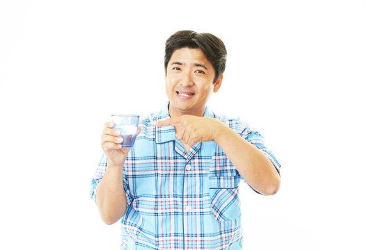 水を飲む笑顔の男性