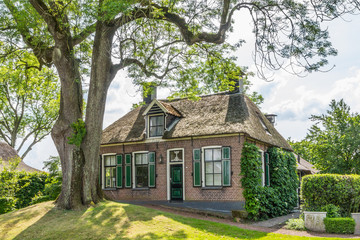 Fototapeta na wymiar Cozy historic cottage in Dwarsgracht Holland