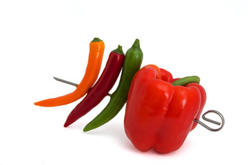 Paprika und bunte Chilis am Spieß