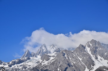 Fototapeta na wymiar The Peak of Snow Mountain