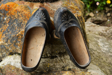 zuhecos de madera tipicos y artesanales, madreñas