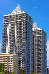 Fototapeta premium Waterfront buildings, palms and blue sky in Miami Beach