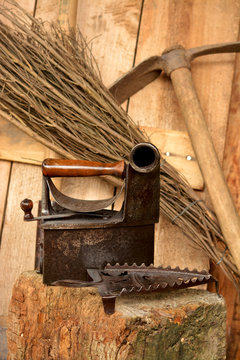 herramientas y plancha antigua de metal