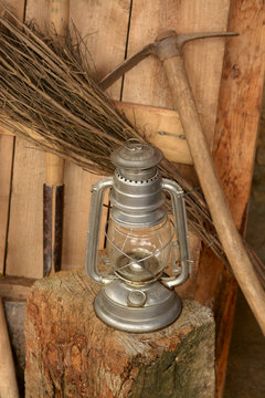 herramienta de mineria y lampara de mano