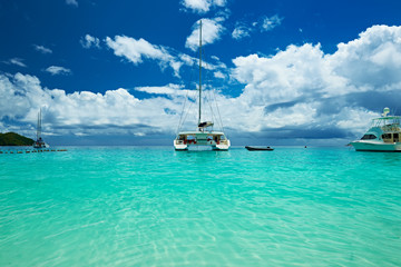 Obraz premium Beautiful beach with boats at Seychelles