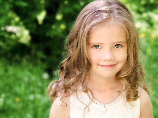 Naklejka premium Portrait of adorable smiling little girl