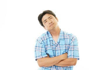 疲れた表情の男性