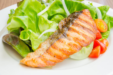 Grill salmon salad
