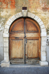 Fototapeta na wymiar Old italian doorway