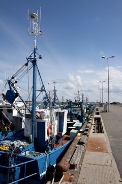 chalutiers dans le port de pêche du guilvinec,bretagne