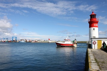 chalutiers dans le port de pêche du guilvinec,bretagne