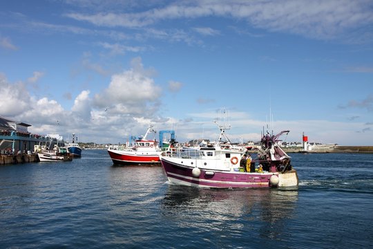 chalutiers dans le port de pêche du guilvinec,bretagne