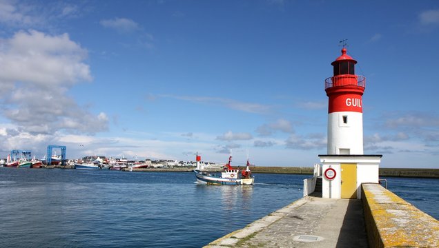 chalutiers dans le port de p&ecirc;che du guilvinec,bretagne