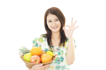 果物を持つ笑顔の女性