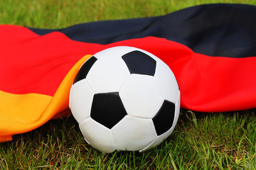 Fototapeta na wymiar Fussball mit Deutschlandfahne