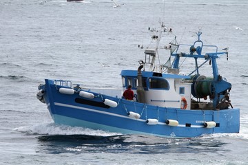 chalutiers navigant en mer d'iroise,bretagne