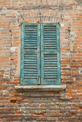 Facciata muro di mattoni e persiane, vecchia casa