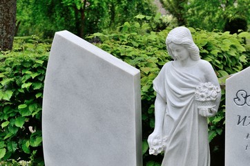 Statue einer Frau mit Grabstein und Textfreiraum