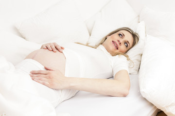 Obraz na płótnie Canvas pregnant woman resting in bed