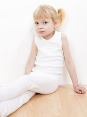 Naklejka premium sitting little girl wearing white clothes