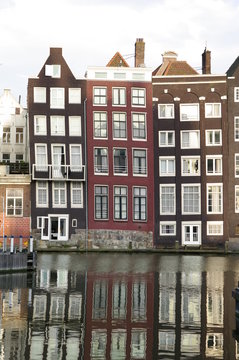 Haus mit Spiegelbild in Amsterdam 3