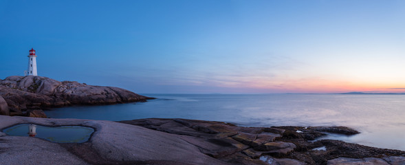 Panorama du phare de Peggys Cove après le coucher du soleil (Nouvelle-Écosse,
