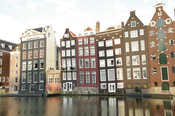 Fototapeta na wymiar Haus mit Spiegelbild in Amsterdam 4