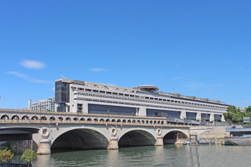 Naklejka premium Paris - le pont de Bercy et le Ministère des Finances