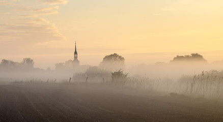 Zamglona panorama niemieckiej wsi © Mike Mareen