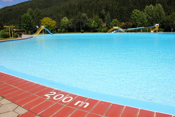 Markierung am Rand eines Schwimmbeckens mit zwei Metern Tiefe