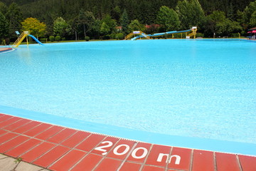 Markierung am Rand eines Schwimmbeckens mit zwei Metern Tiefe