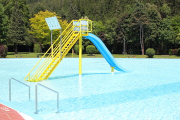 Eine Wasserrutsche im Becken eines Freibades