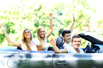 Freunde sitzen im Cabrio