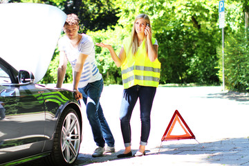 junges Paar hat eine Autopanne