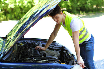 junger Mann überprüft den Motor