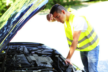 junger Mann überprüft den Motor