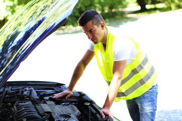junger Mann überprüft den Motor