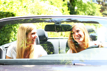 zwei Freundinnen im Cabrio