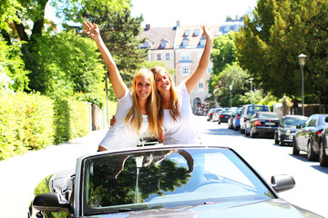 zwei Freundinnen im Cabrio